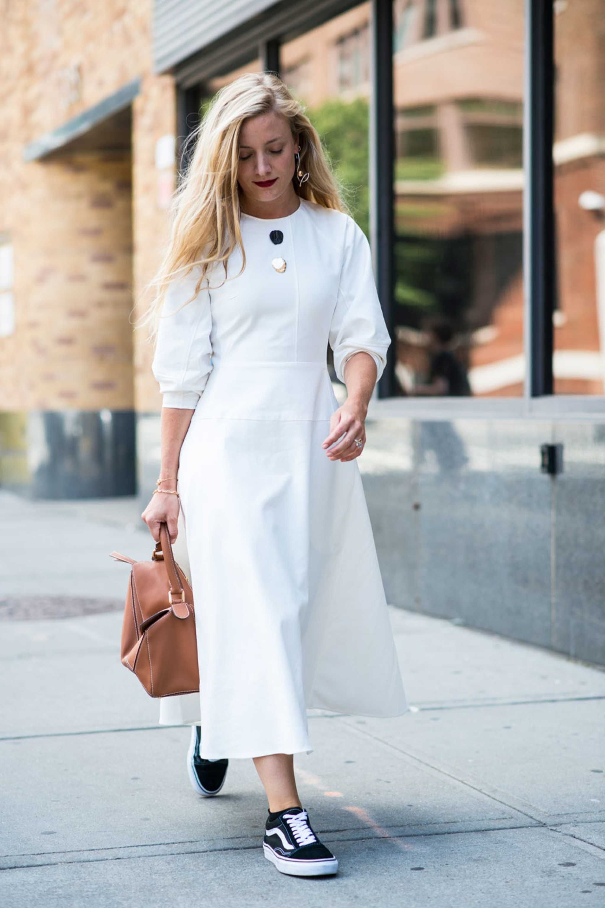 Длинное платье с кроссовками. Платье в рубашечном стиле. Белое платье рубашка. Стильное белое летнее платье. Платье с кроссовками.