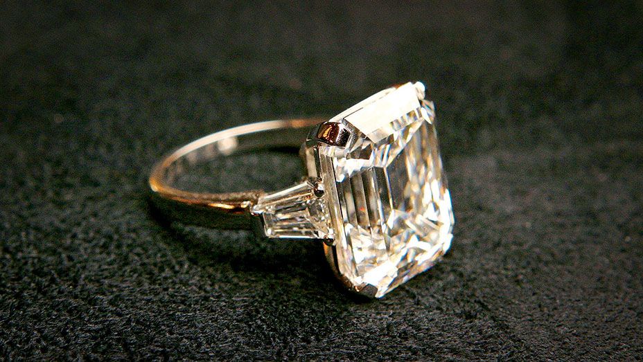 Непростое украшение: самые красивые помолвочные кольца знаменитостей - OSKELLY