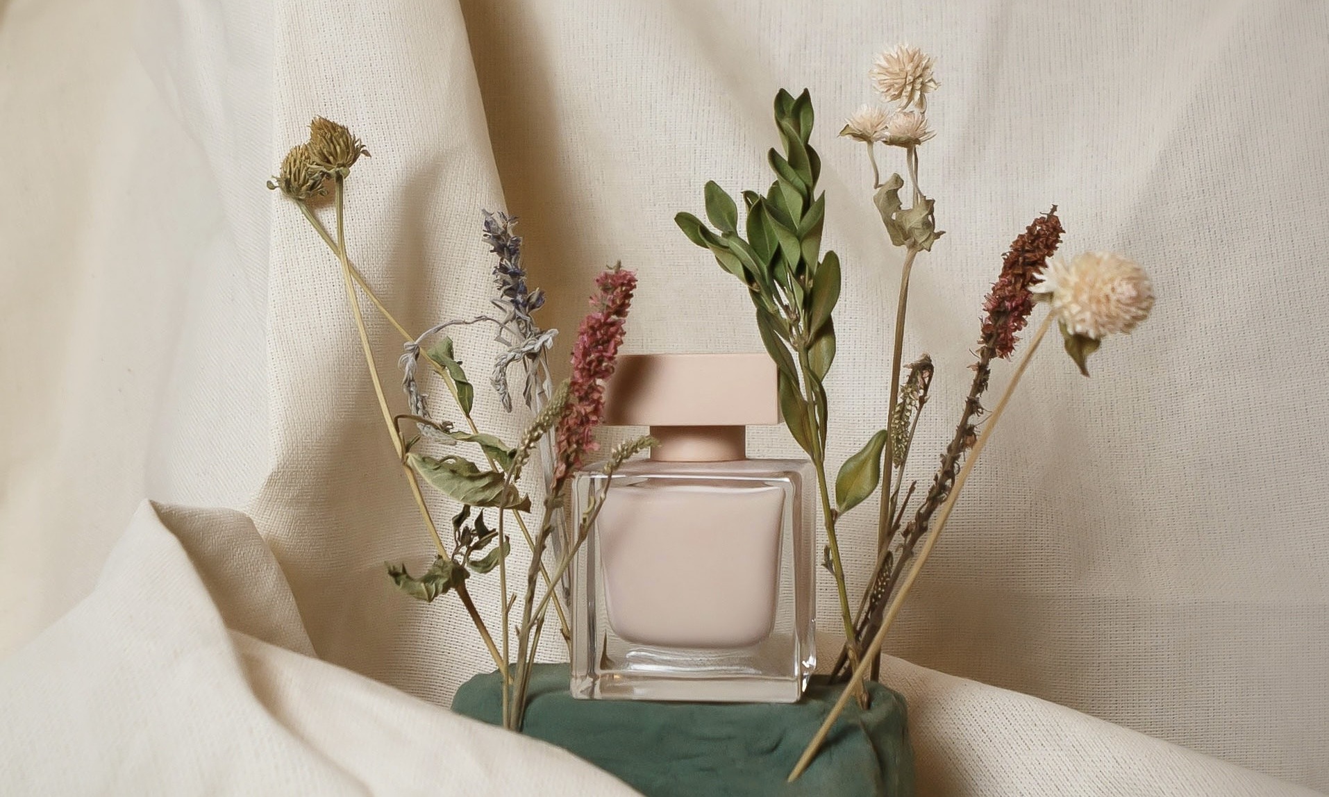 Квинтэссенция женственности: выбираем незабываемый летний парфюм - OSKELLY