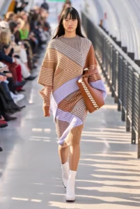Модные женские свитера 2024-2025 – тренды, новинки моделей, фото модных луков со свитером